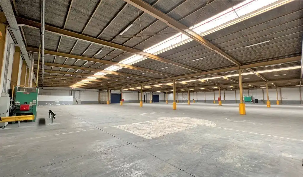 Magazijn met laadkade te huur vlakbij afrit E17 te Sint-Niklaas foto 4