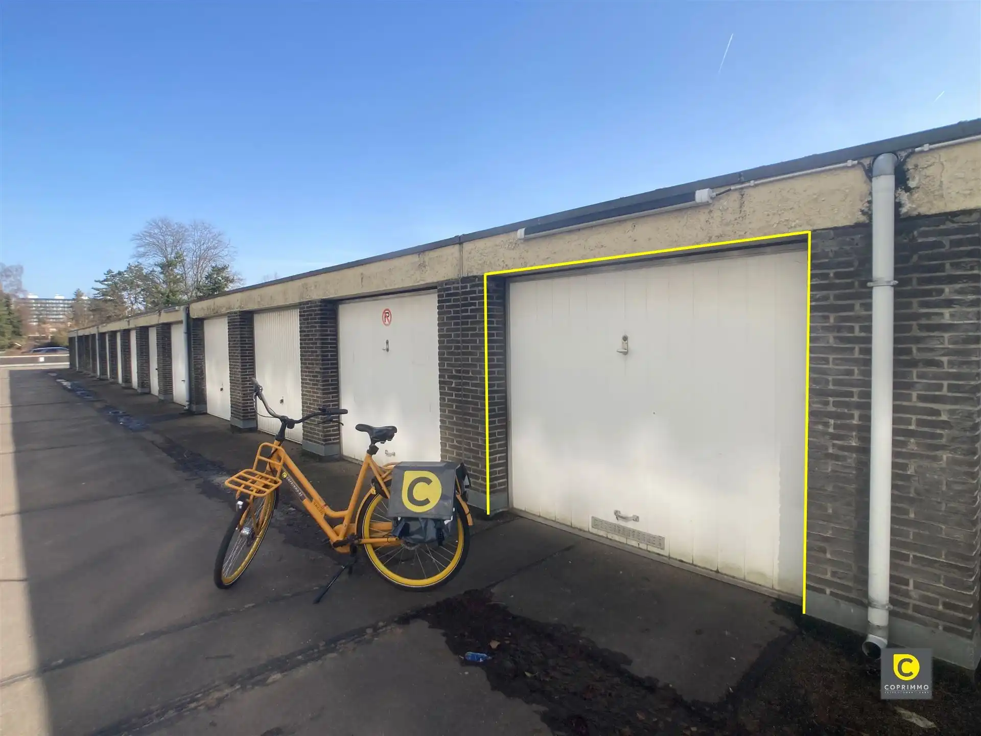 IN OPTIE! Ruime bovengrondse garagebox te Fruithoflaan!  foto {{pictureIndex}}