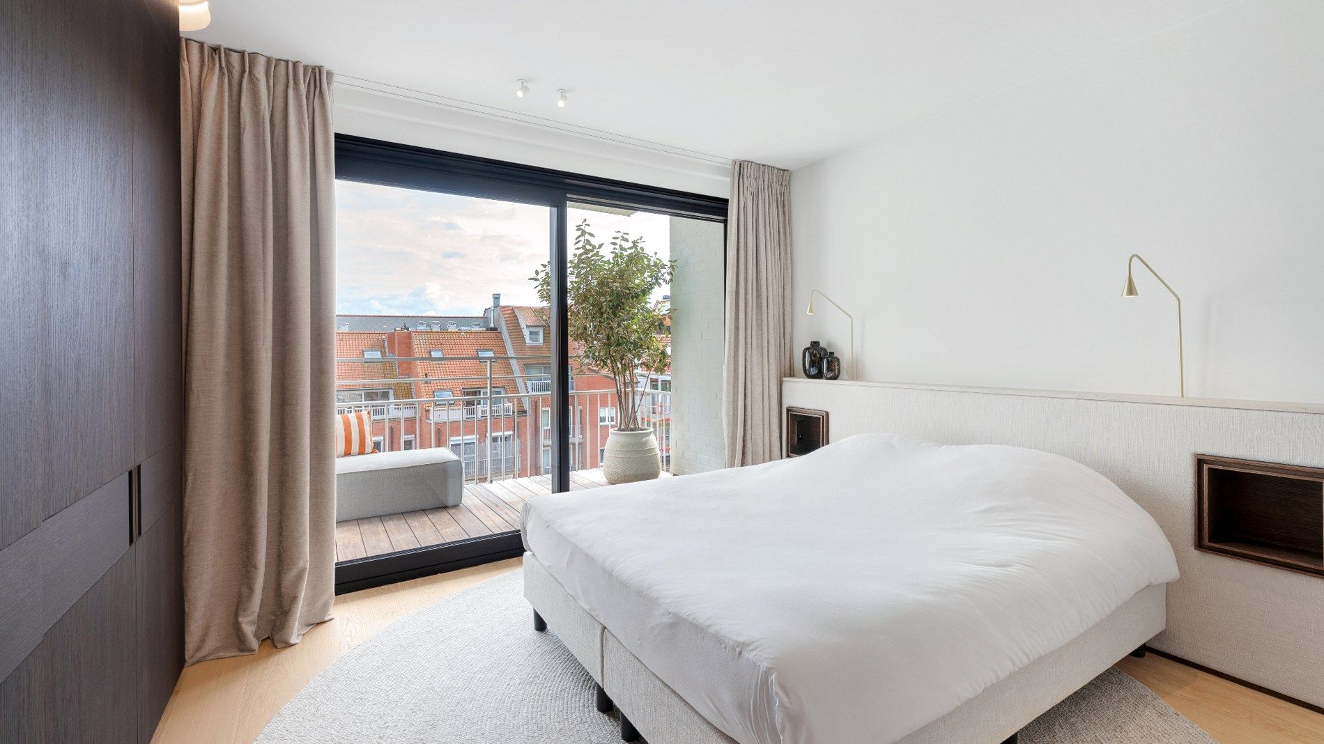 Exclusief, uiterst luxueus afgewerkt appartement gelegen op de Zeedijk Zoute. Aankoop parking mogelijk foto 13