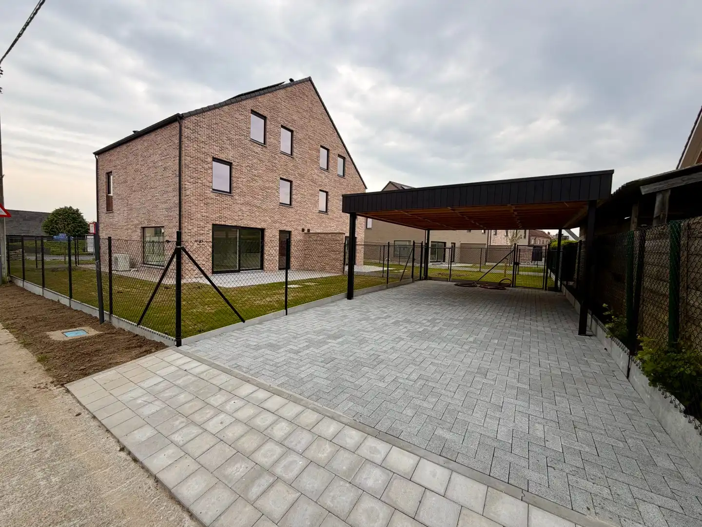 Uitzonderlijk ruime halfopen woning! foto 4