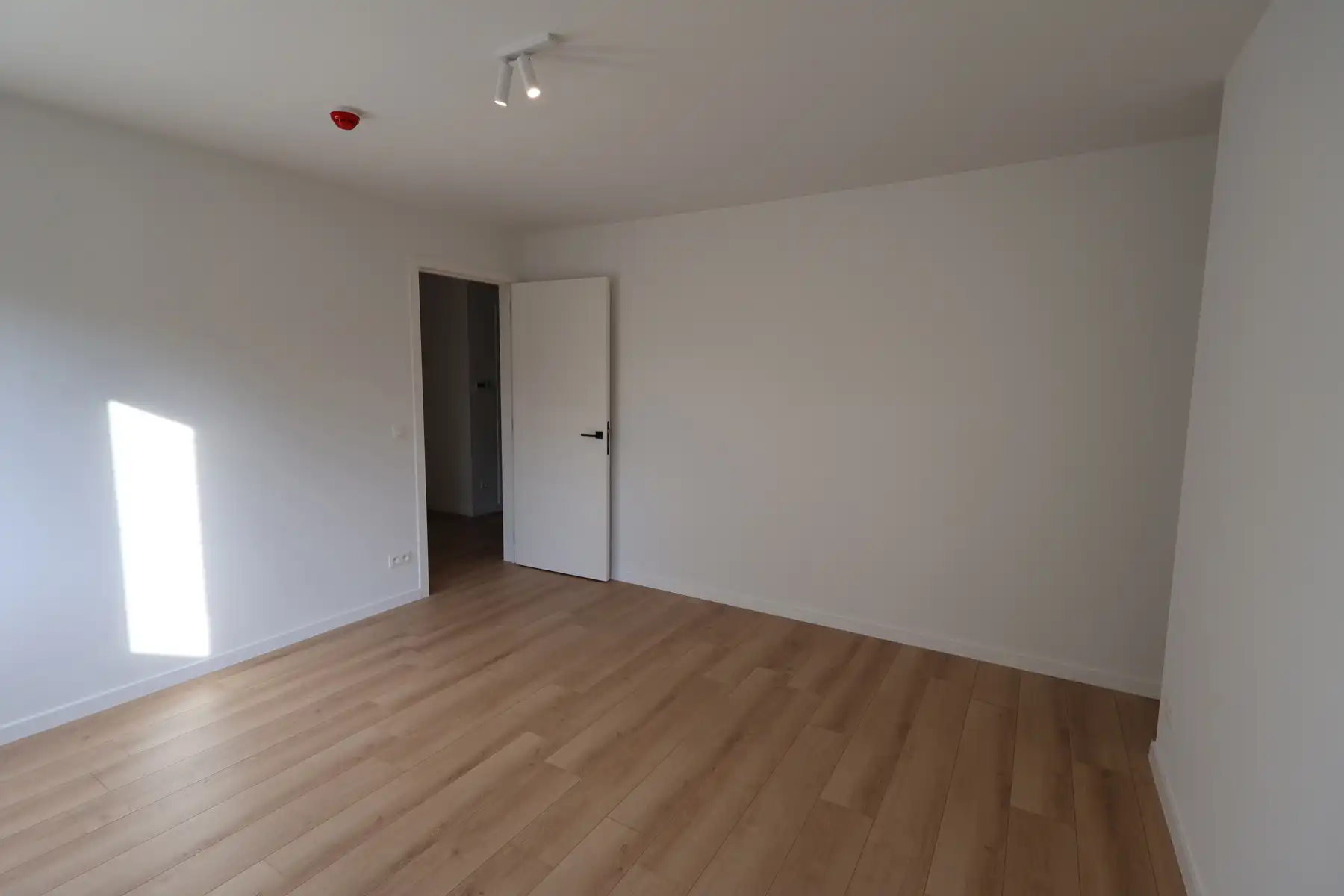 Een nieuwbouwwoning met 4 slaapkamers, tuin en garage. foto 11