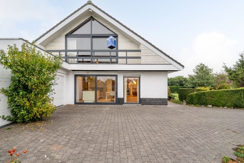 Op te frissen villa met upgrade potentieel op topligging! foto {{pictureIndex}}
