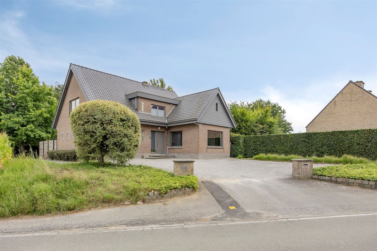 Hoofdfoto van de publicatie: Gerenoveerde villa te koop met 4 slaapkamers