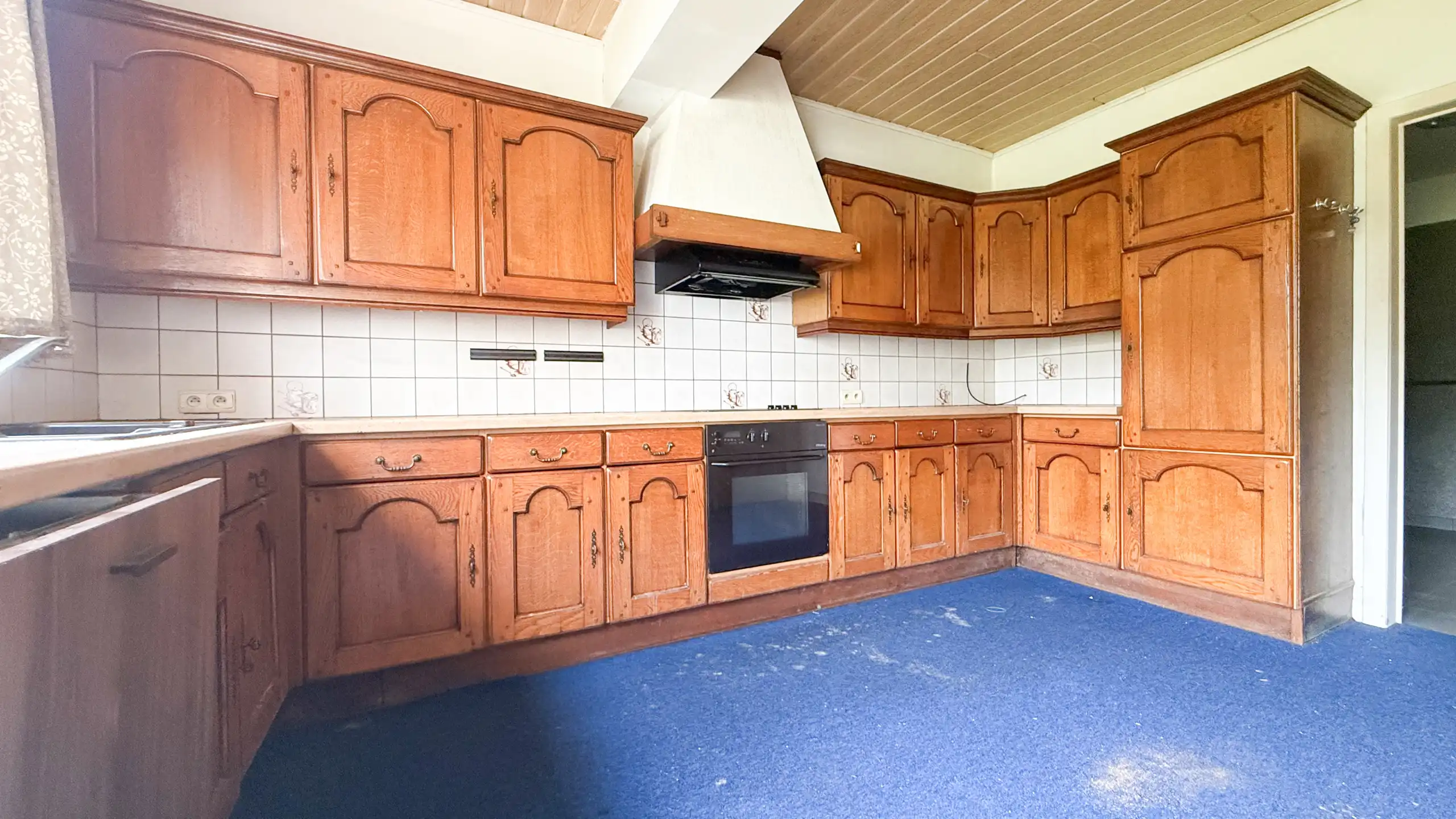 Renovatiepand met ruime living en mooi perceel van 6+ are! foto 7