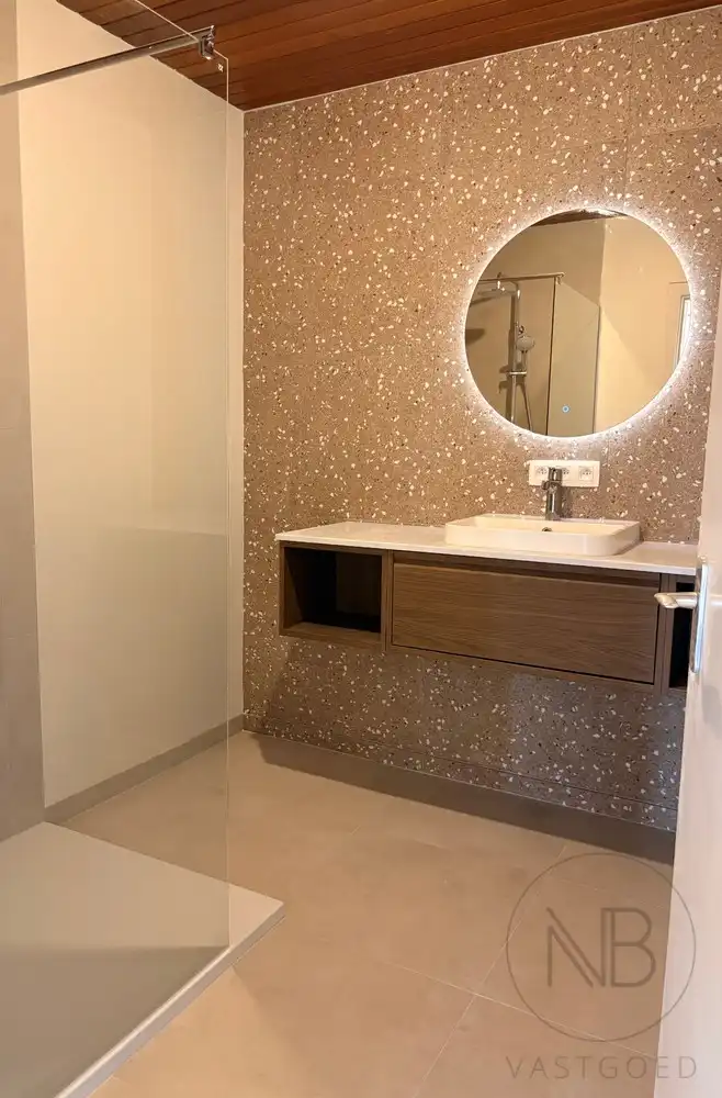 Stijlvol gerenoveerd en bemeubeld appartement met panoramisch uitzicht in hartje Genk foto 12