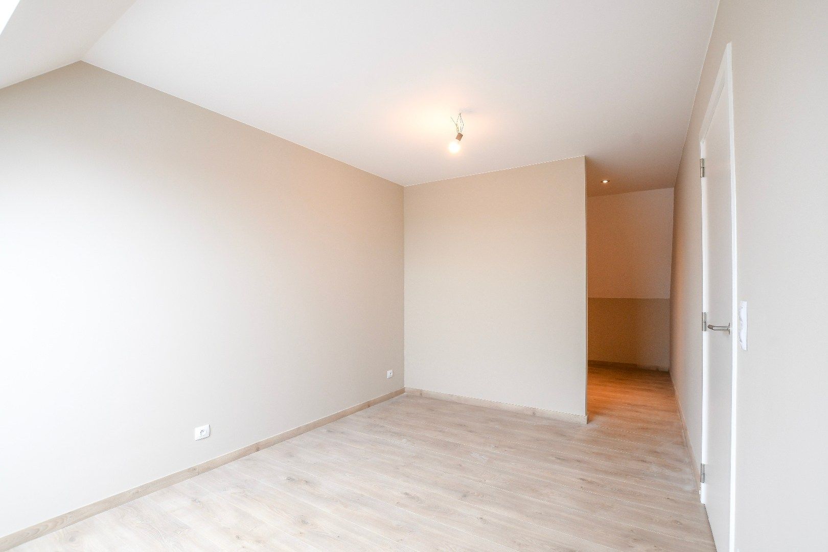 Zeer ruim nieuwbouwapp met 2 slpk en autostaanplaats in het centrum van Eernegem foto 8