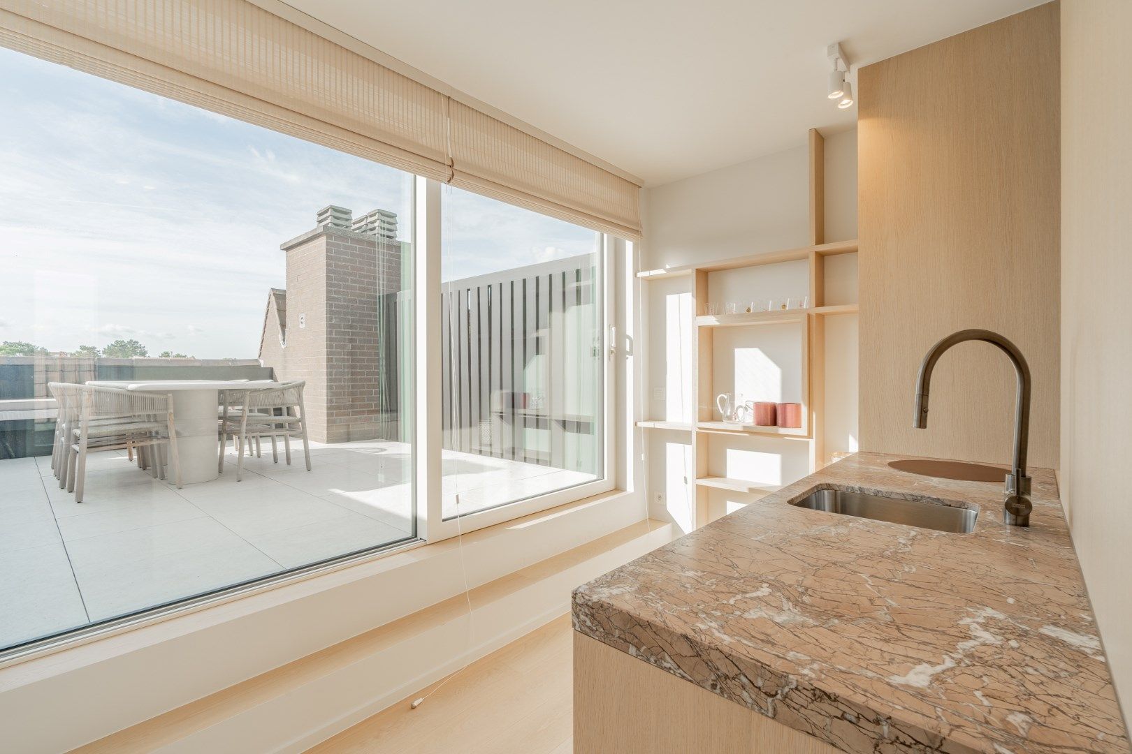 Luxueus gerenoveerde penthouse met groot zonneterras op wandelafstand van het Albertplein foto 3