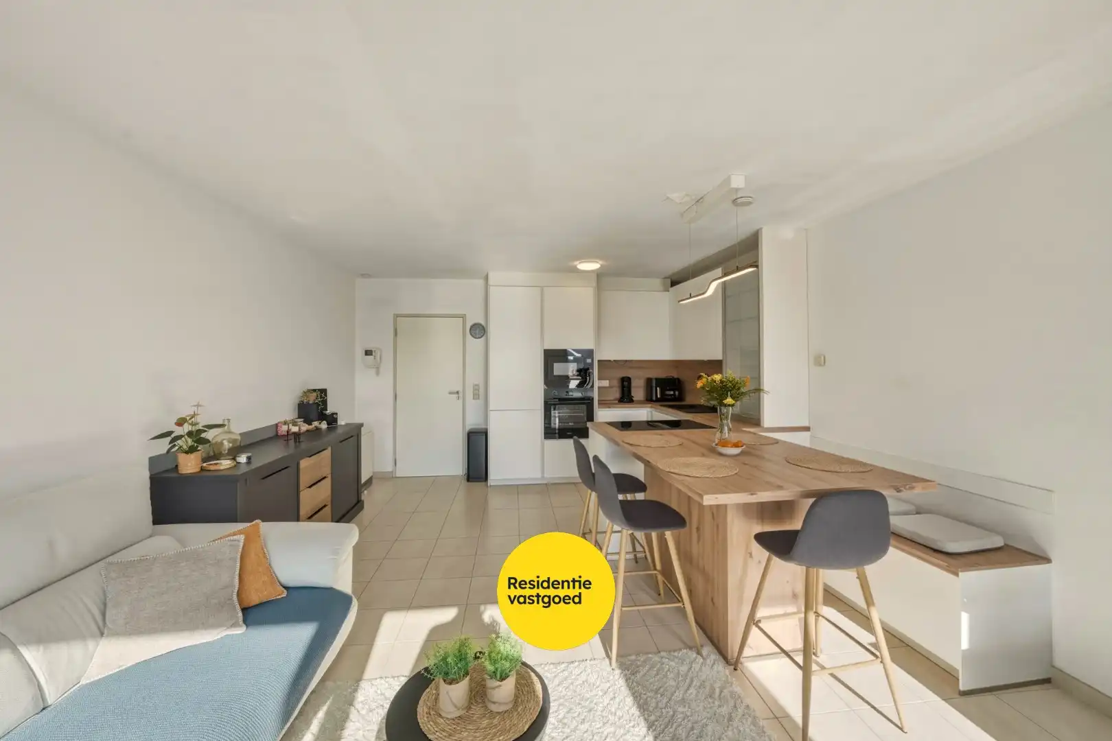 Instapklaar 3- slaapkamerappartement op toplocatie aan het strand! foto 5