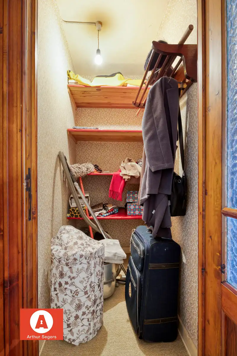 Ruime te renoveren woning met 4 slaapkamers foto 20