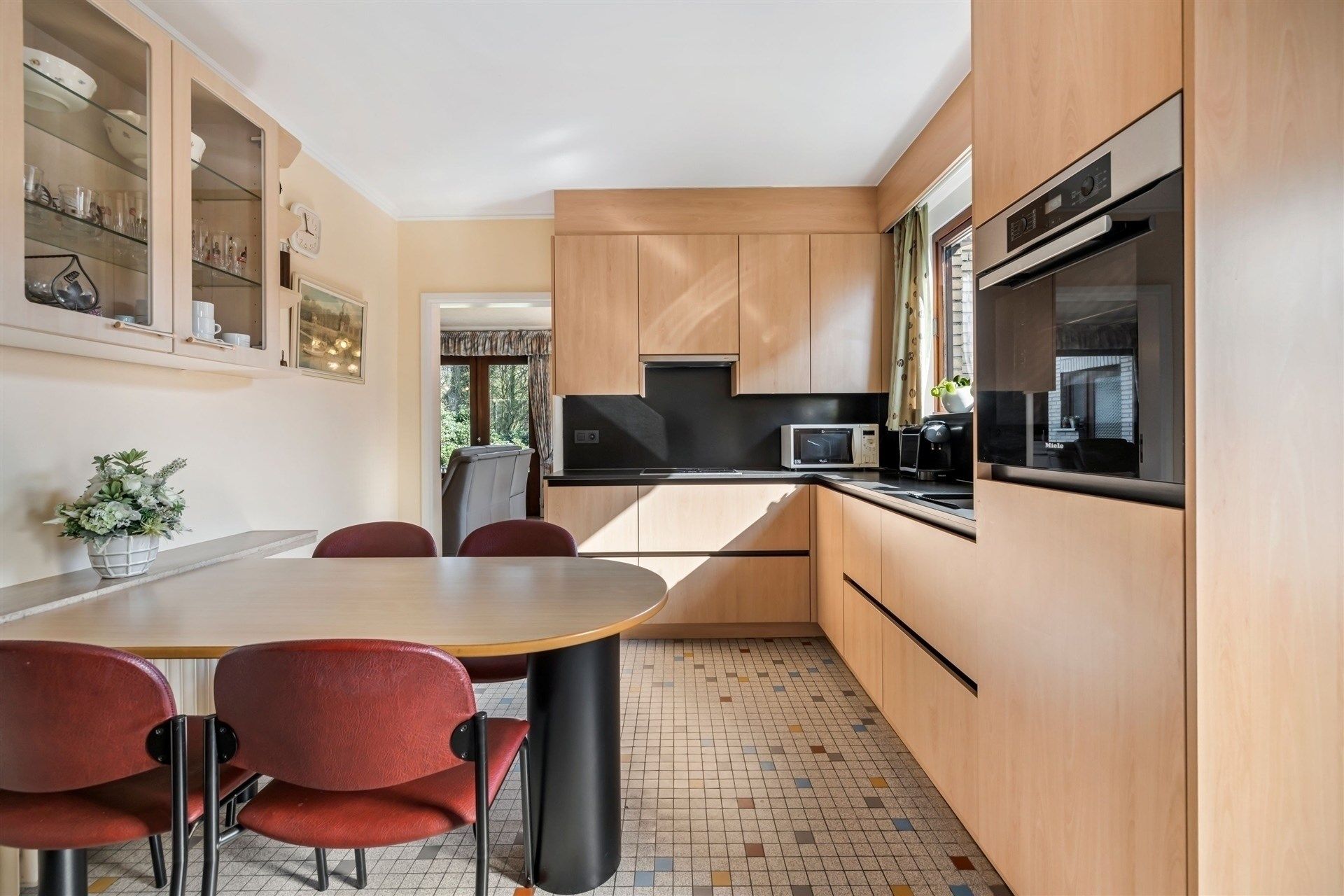 Uitstekend gelegen gezinswoning (type bungalow) met 4 slaapkamers, garage en een aangename tuin (1.067m²) foto 11