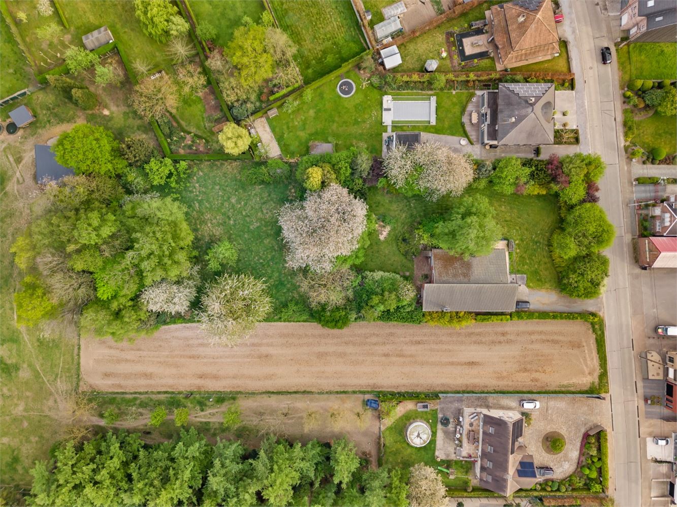 UNIEK GELEGEN BOUWGROND OMGEVEN DOOR GROEN foto {{pictureIndex}}