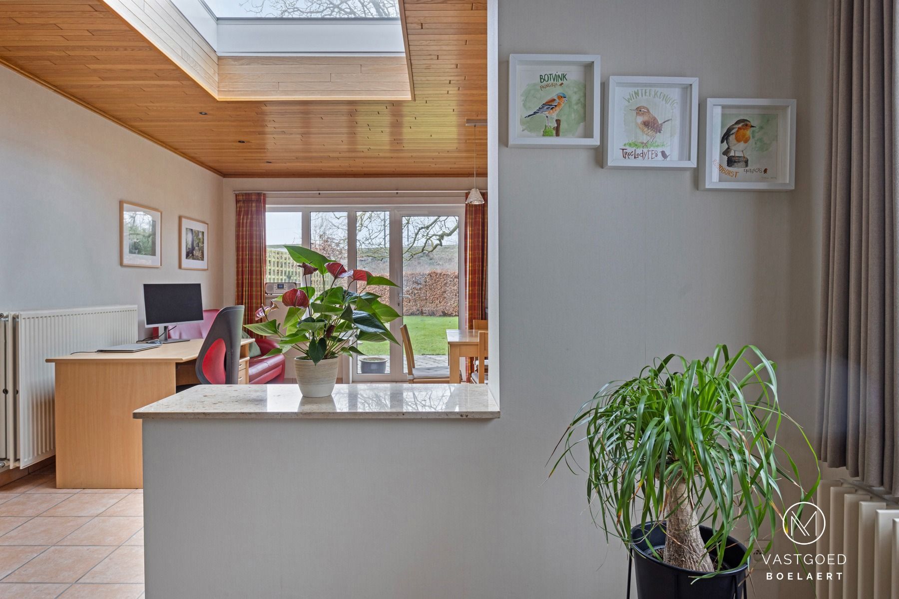 Gezinswoning met grote tuin en garage foto 5