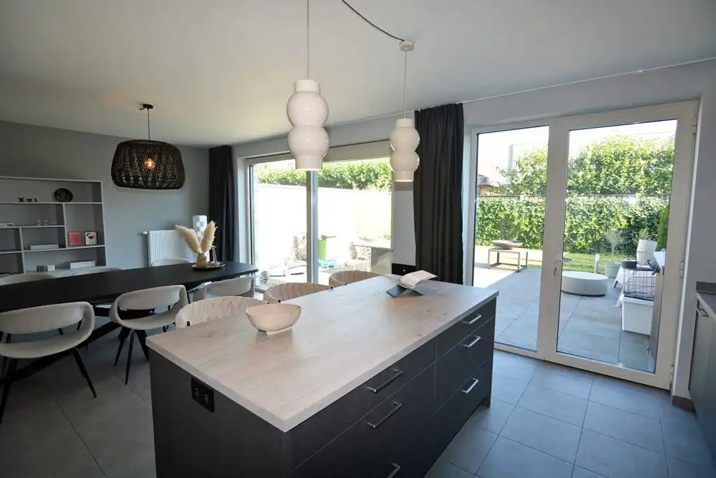 Gelijkvloers appartement met 2 slpk, ruim terras, tuin en 2 autostandplaatsen. foto 11