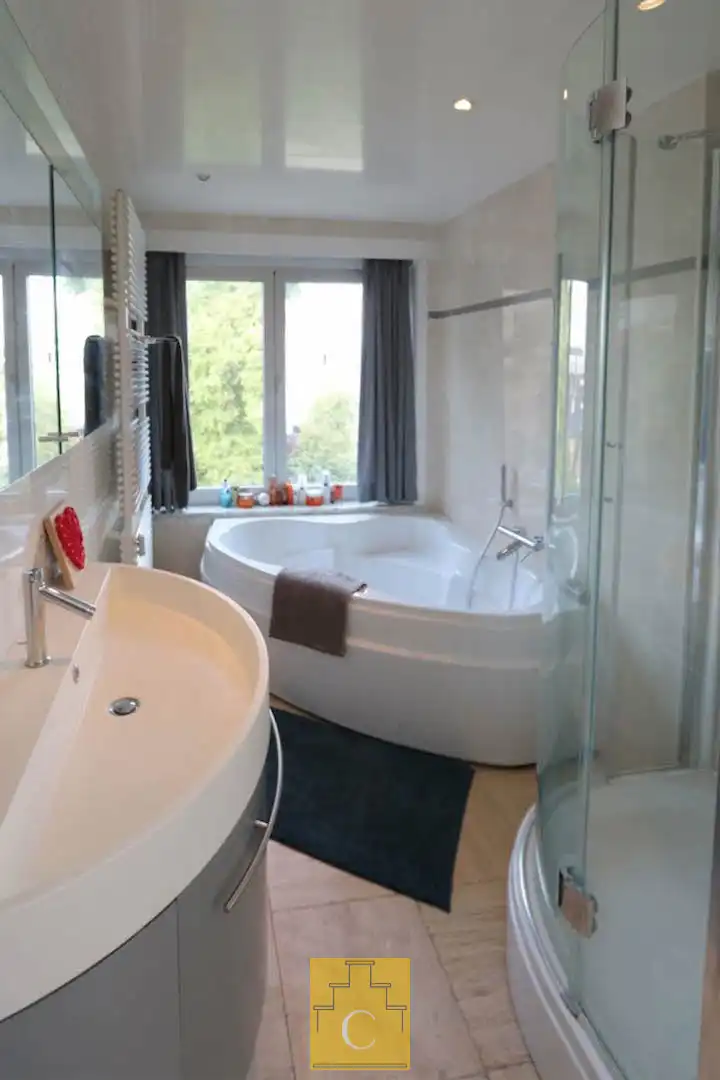 Ruim hoekappartement (155 m2) te Sint-Andries, 3 slaapkamer, terras , lift en garagebox foto 11