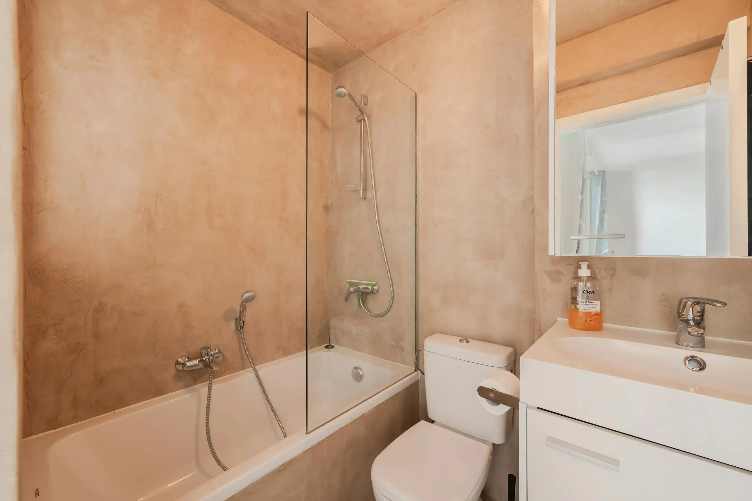 Gerenoveerd appartement met 1 slaapkamer vlakbij de Zeedijk! foto 13