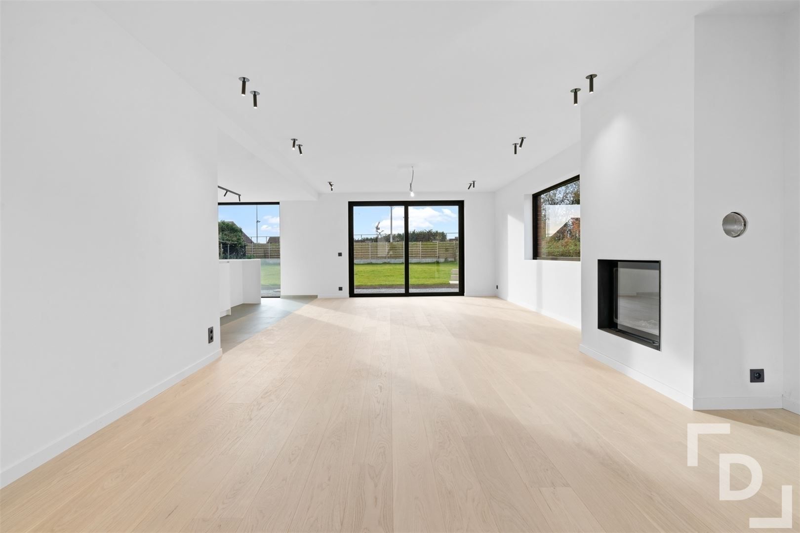 Gerenoveerde, alleenstaande woning in centrum Ieper! foto 8