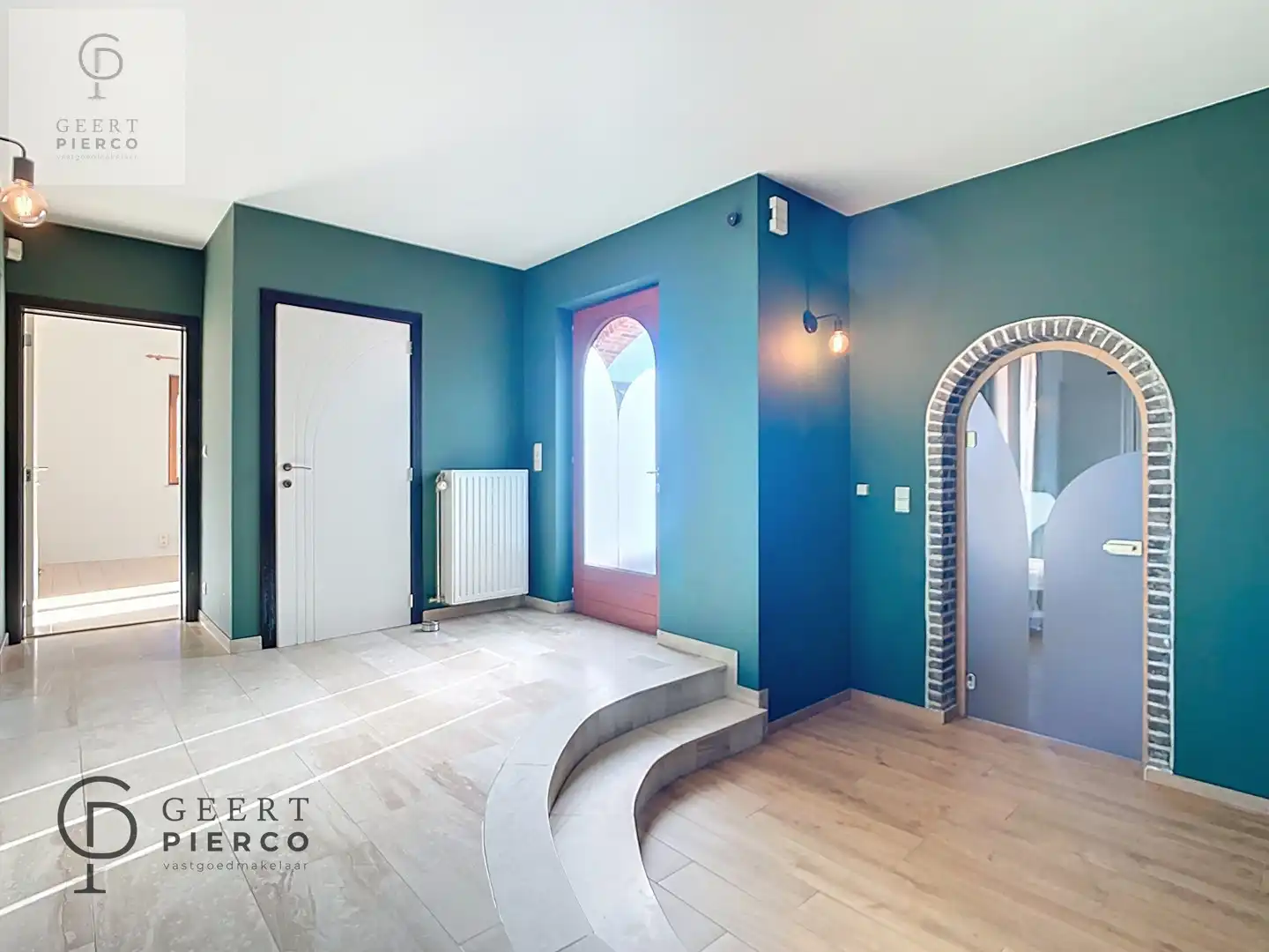 Ruime bungalow met drie slaapkamers en inpandige garage op een perceel van 10a37ca. foto 3