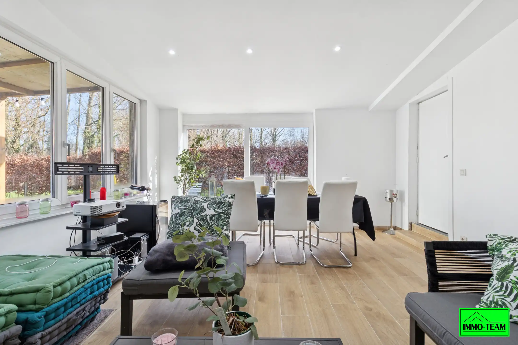 Hoofdfoto van de publicatie: Ruime 3-gevelwoning met 4 slaapkamers en tuin