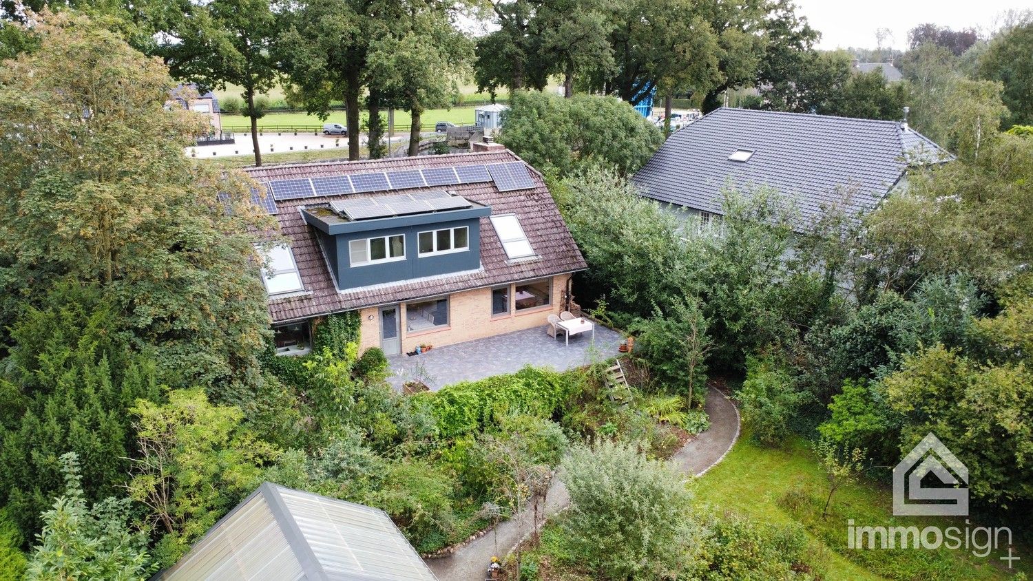 In het groen verscholen, vrijstaand landhuis met prachtige natuurtuin op 2100m² foto {{pictureIndex}}