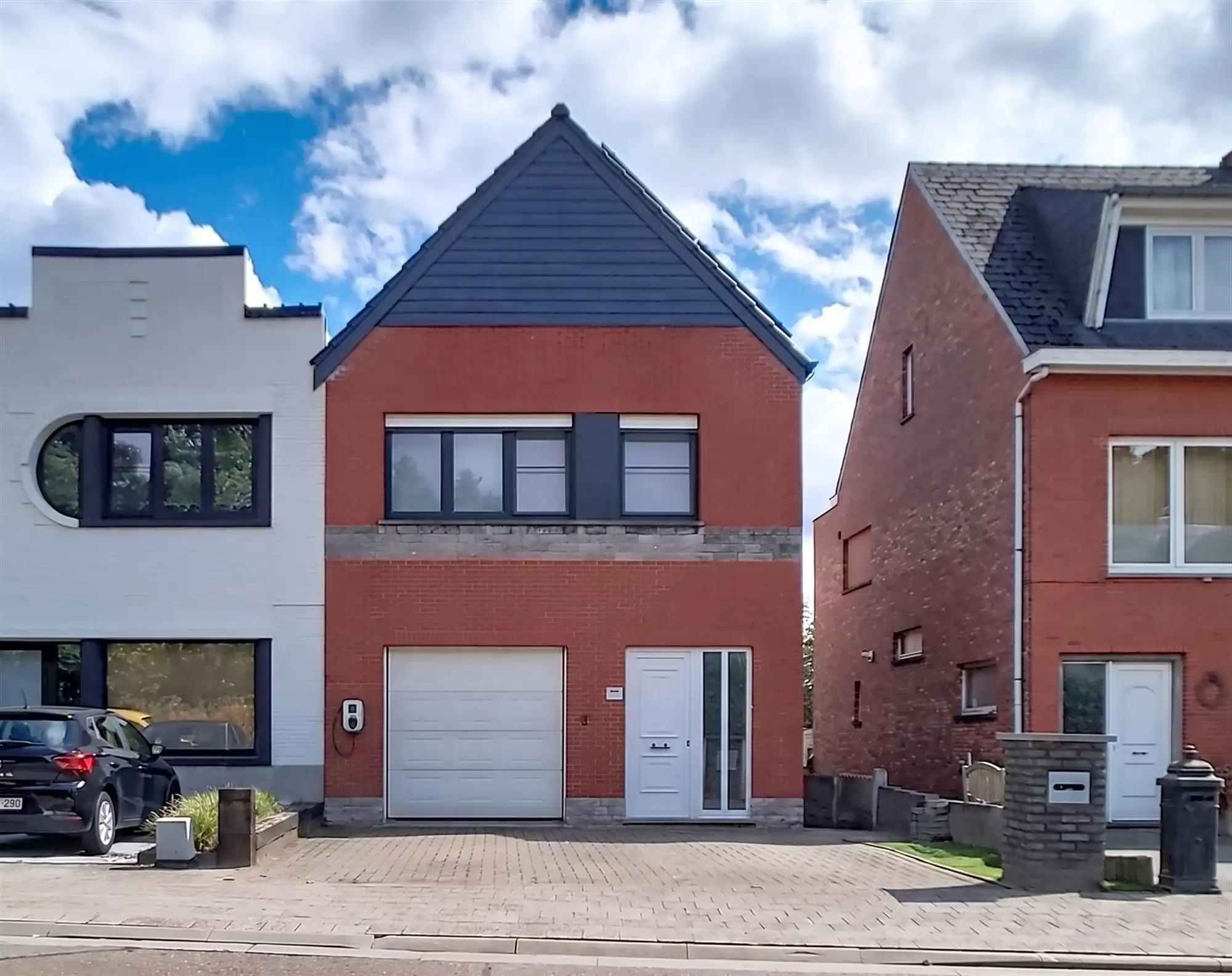 Ruime gerenoveerde gezinswoning met 4 slaapkamers foto {{pictureIndex}}