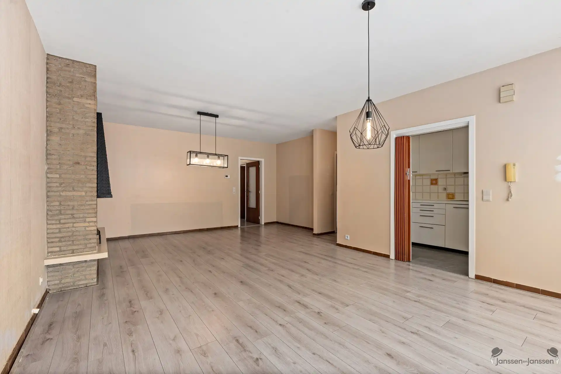 Op te frissen gelijkvloersappartement met 3 slpk's, tuin en garage foto 6