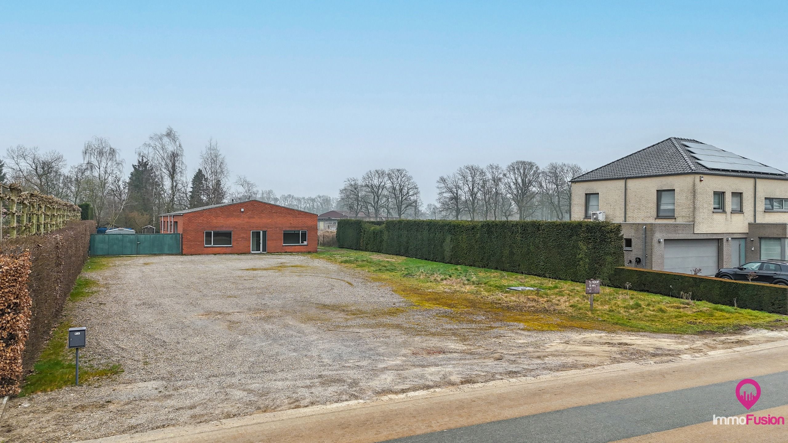 Unieke bouwgrond met een goed onderhouden bedrijfsruimte! foto {{pictureIndex}}
