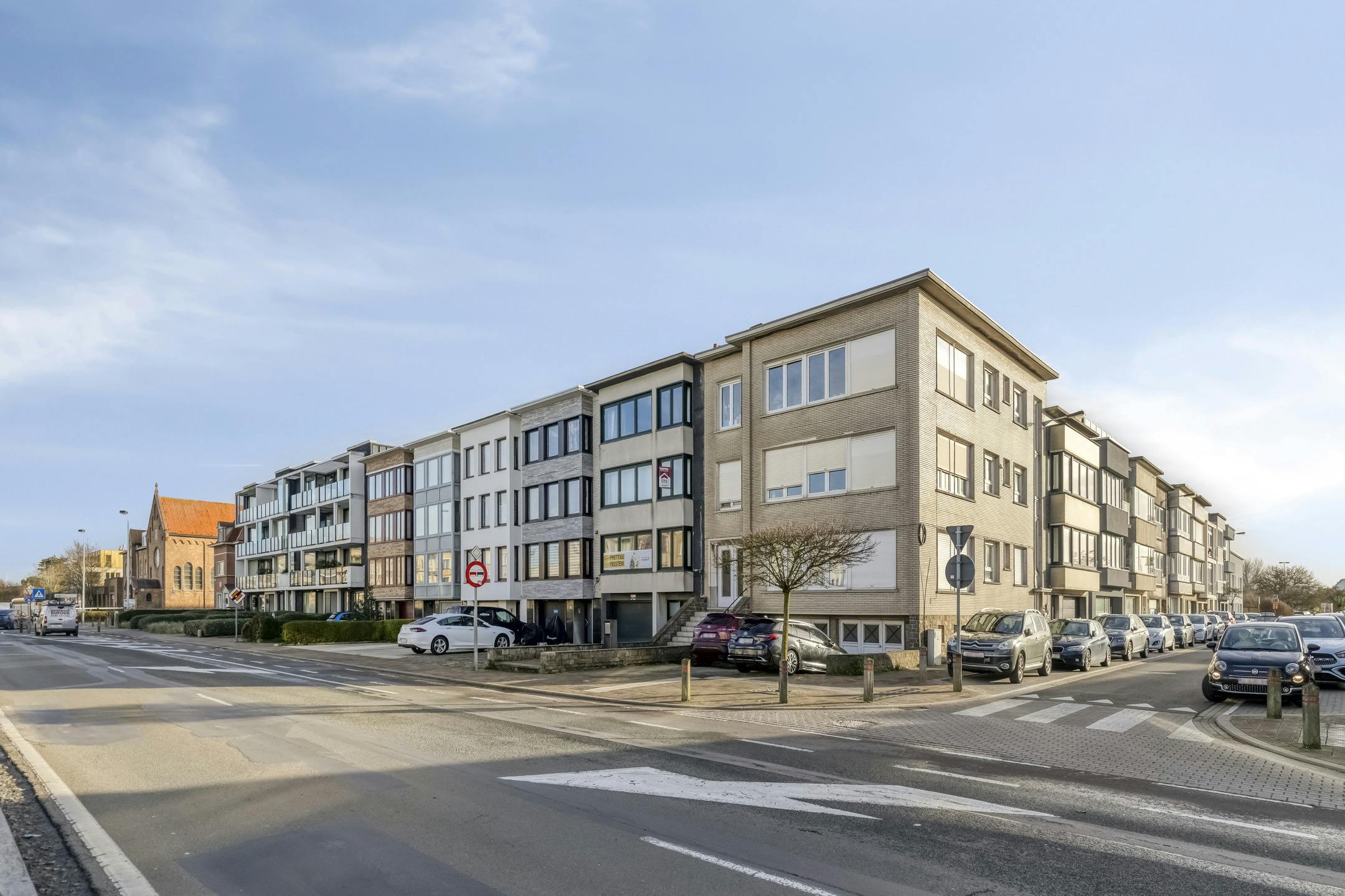 Te renoveren opbrengsteigendom te koop in Blankenberge foto {{pictureIndex}}