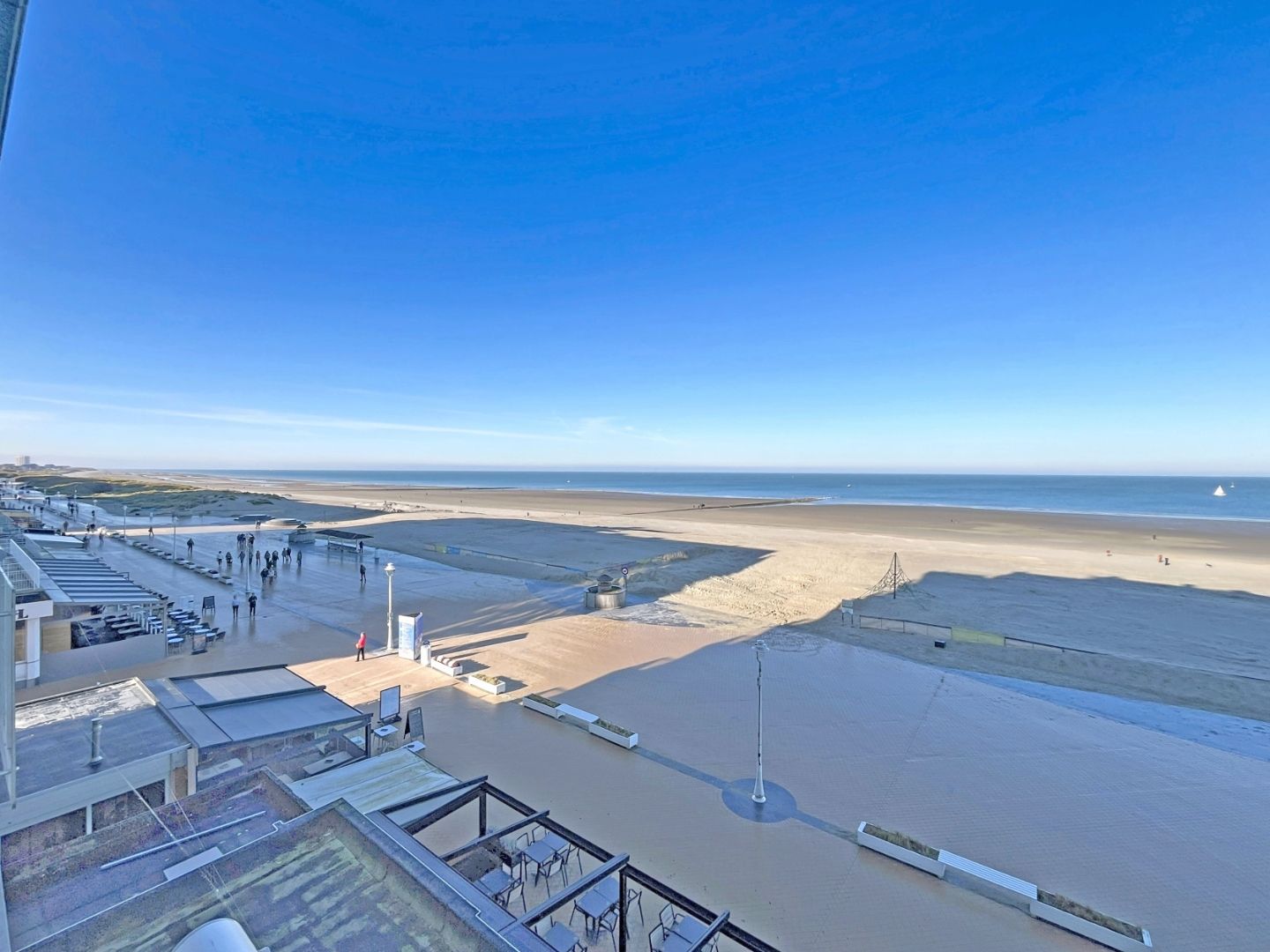 Gerenoveerd  twee slaapkamer appartement met frontaal zeezicht én centrale ligging foto 10