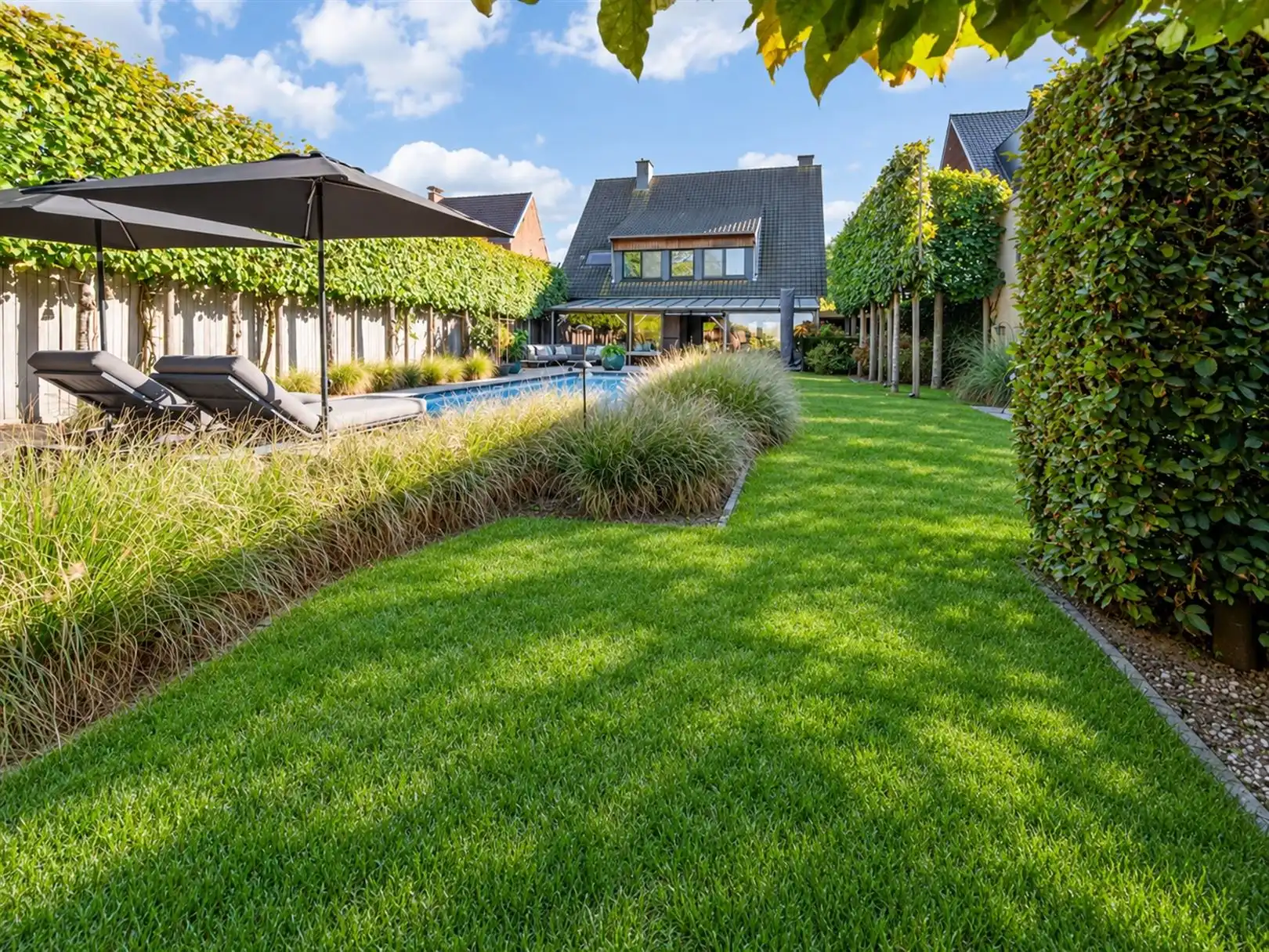 Statige woning met zwembad en 5 slaapkamers foto 3