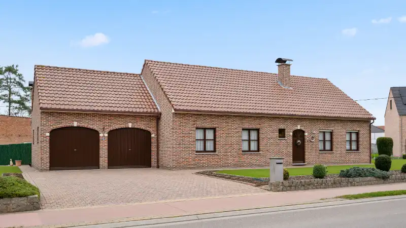 Hoofdfoto van de publicatie: Landhuis van 278m² met 4 slpks op 12 are nabij het centrum