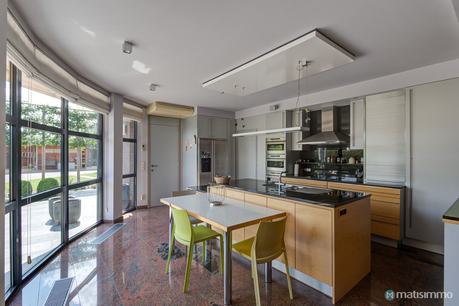 GELIJKVLOERS APPARTEMENT MET TUIN EN TWEE SLAAPKAMERS NABIJ HET STADSCENTRUM VAN BILZEN foto 9