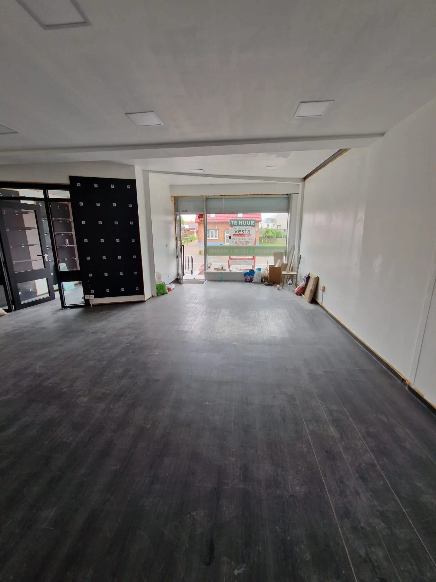 Handelspand met winkelruimte en parking foto 8