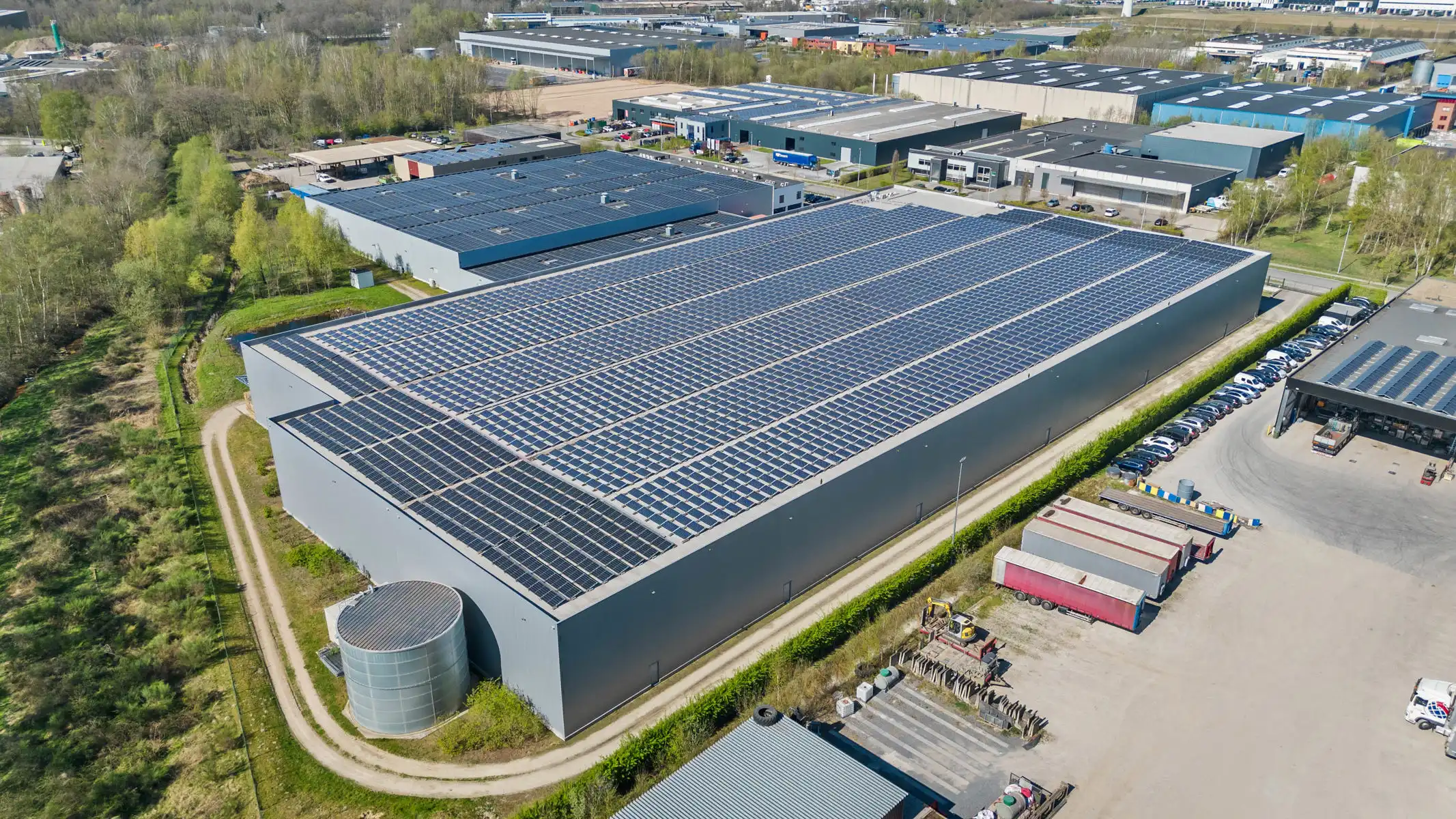 Volledig uitgerust distributiecentrum in nieuwbouwstaat foto 6