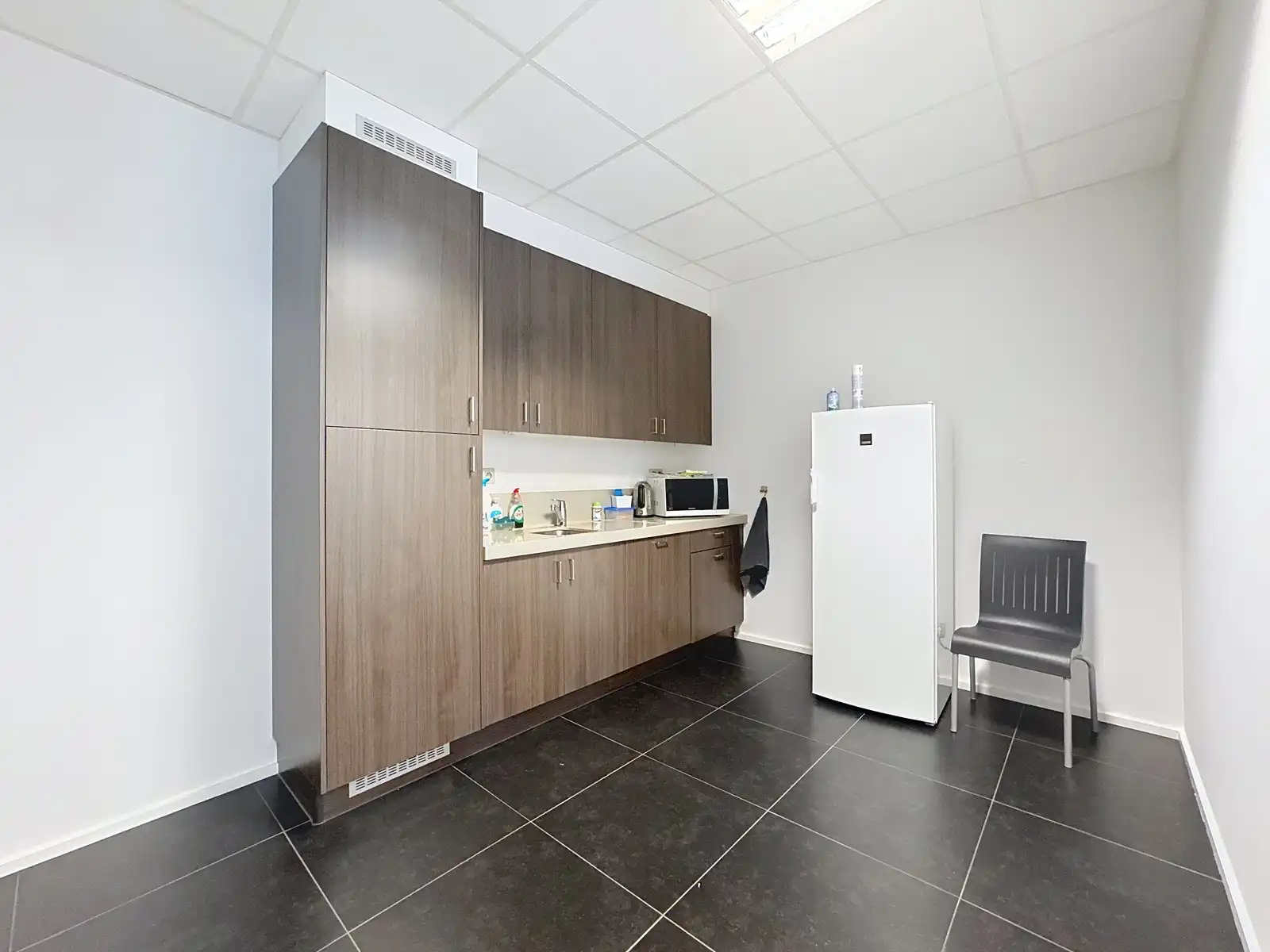 Instapklare KANTOORRUIMTEN (436m²) voorzien van alle comfort (databekabeling, airco,...) en private parkeergelegenheid. Vlot bereikbaar via Expresweg van Brugge! foto 6