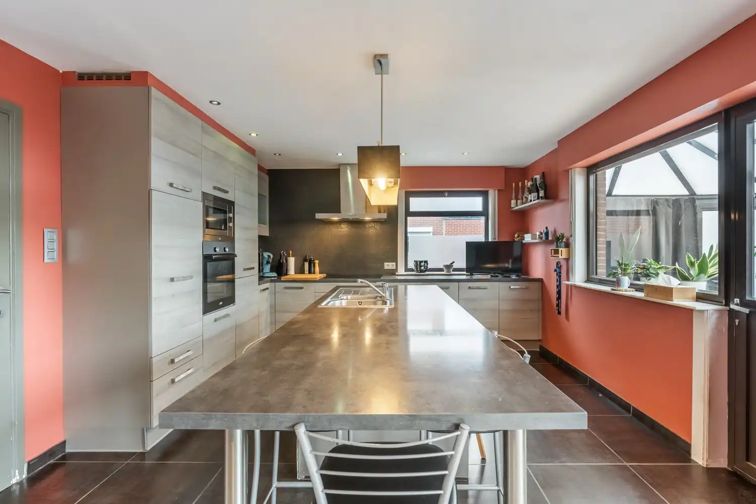 Halfopen gezinswoning met 3 slaapkamers, kelder en aangename tuin in Nieuwerkerken foto 7