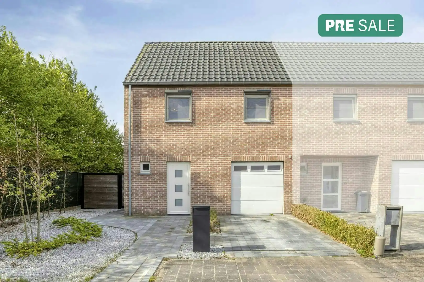 Halfopen huis te koop in Ieper met 3 kamers, garage en tuin foto {{pictureIndex}}