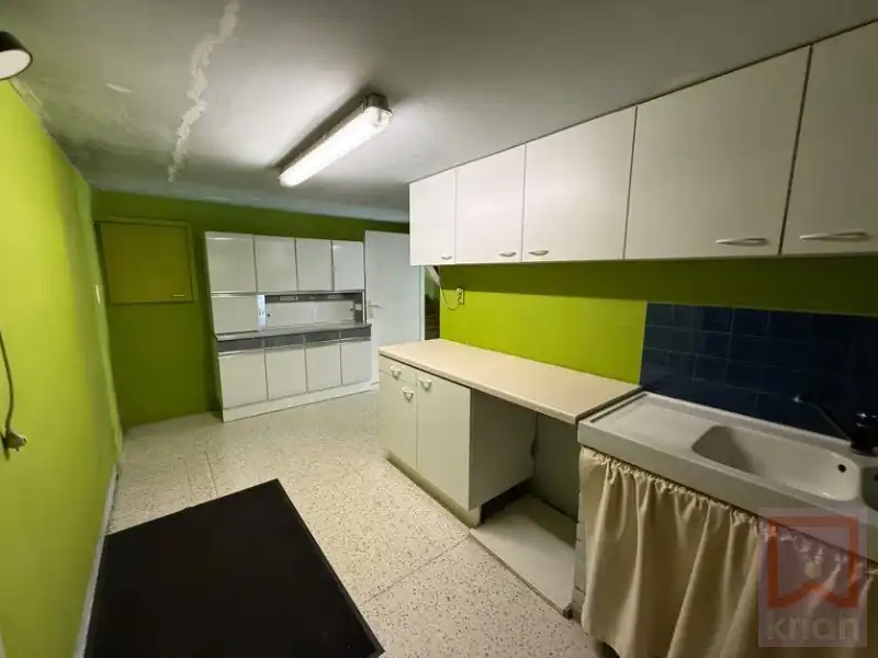 Ruime woning met tuin, 2 grote garages en kelder op 688m²! foto 9