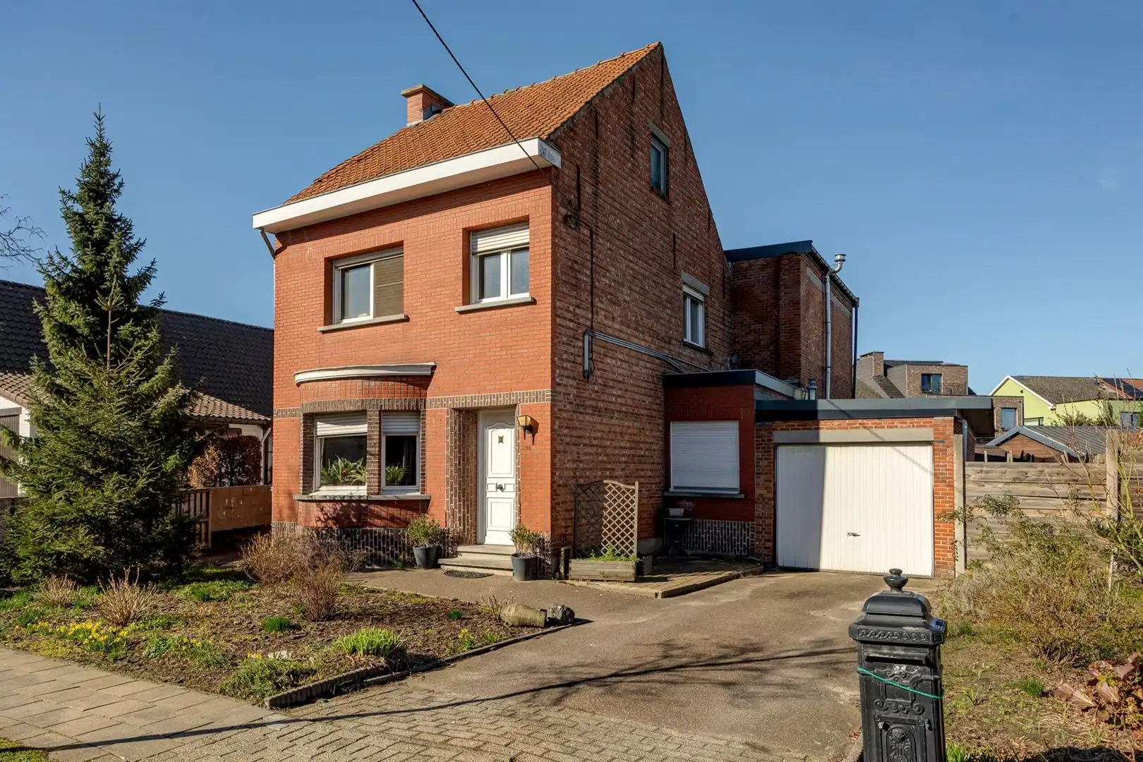 Ruime, karaktervolle woning op west perceel. foto {{pictureIndex}}