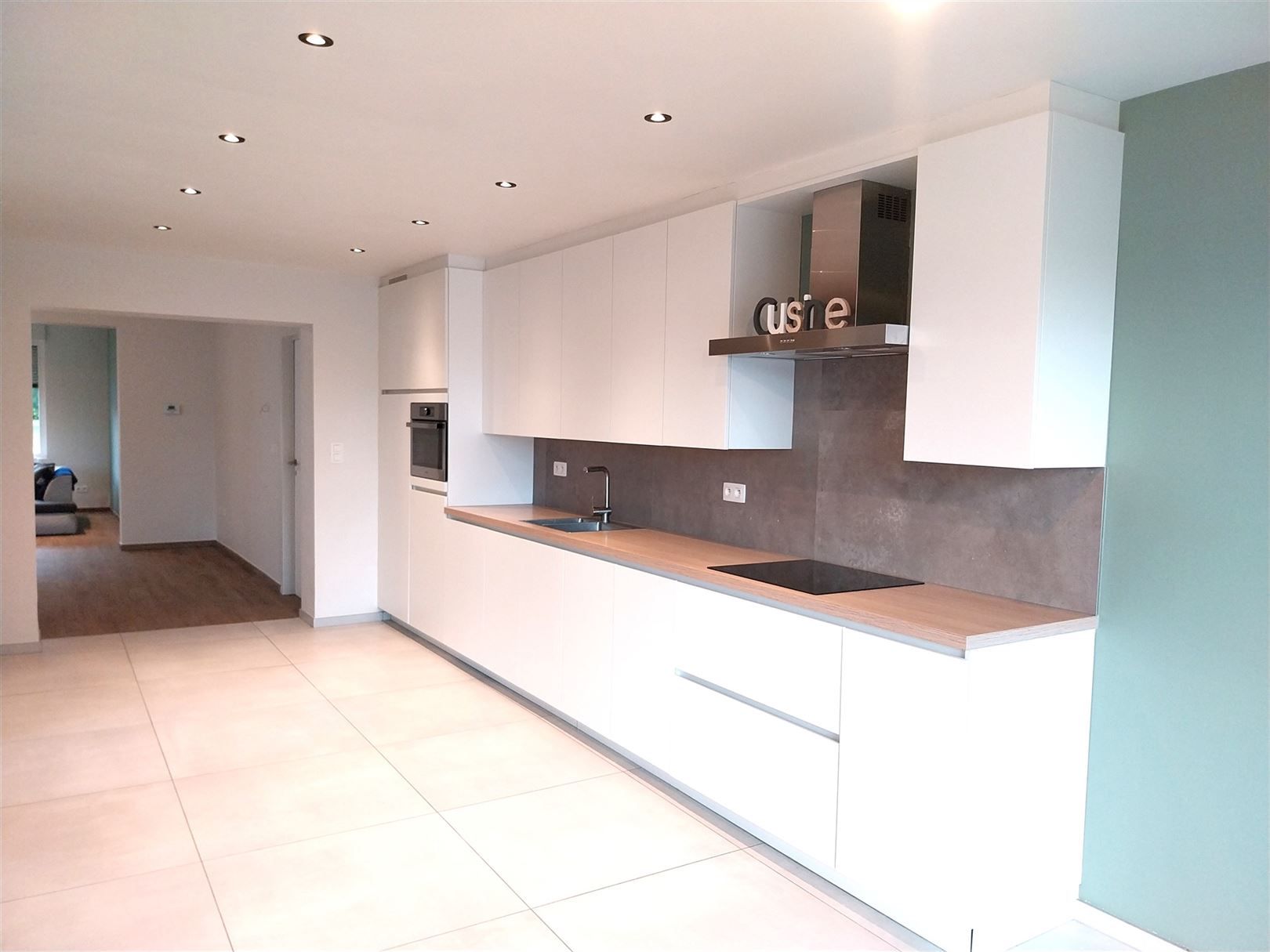 TE HUUR: Gerenoveerde halfopen bebouwing met 3 slaapkamers en ruime tuin! foto 5