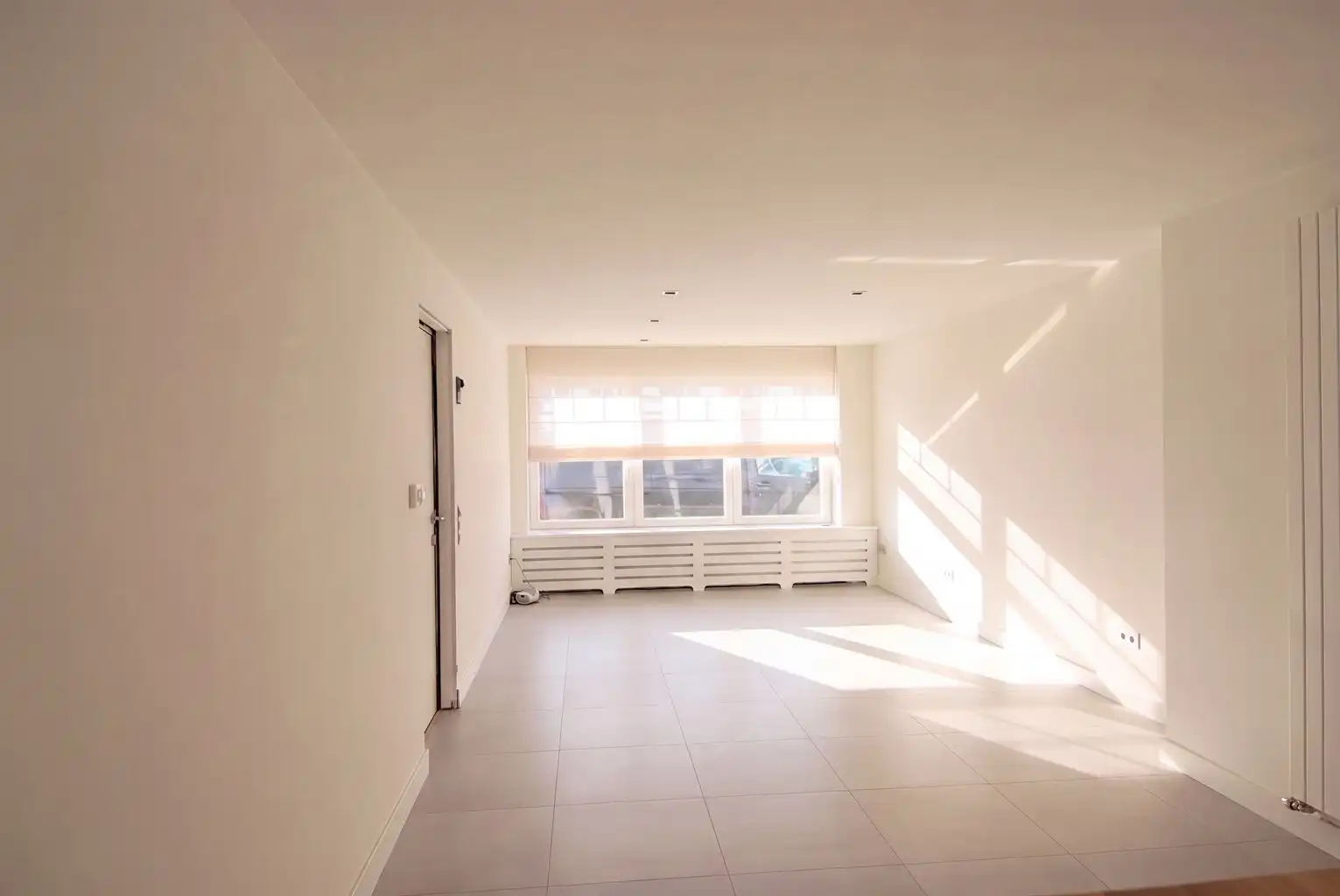 Instapklaar gelijkvloers appartement met 2 slaapkamers, koer en kelderberging, gelegen in het centrum van Maaseik. foto 2