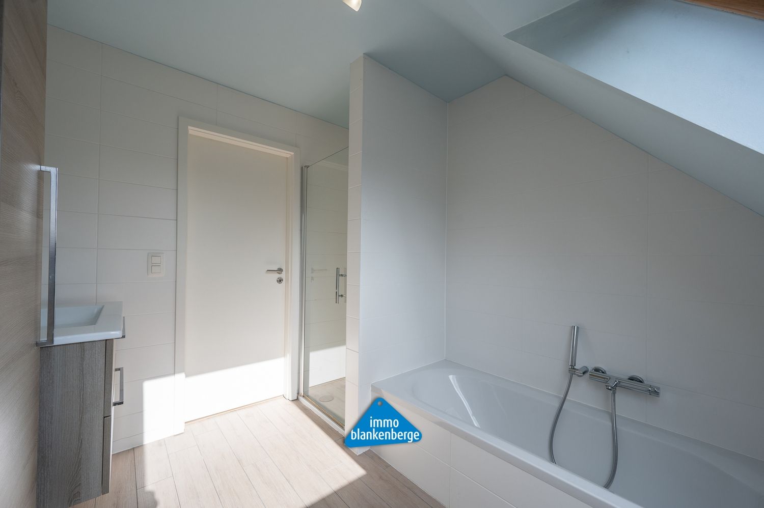 Bel-etage met een Lichtrijke Leefruimte, Grote Garage en een Zuidgerichte Tuin foto 12