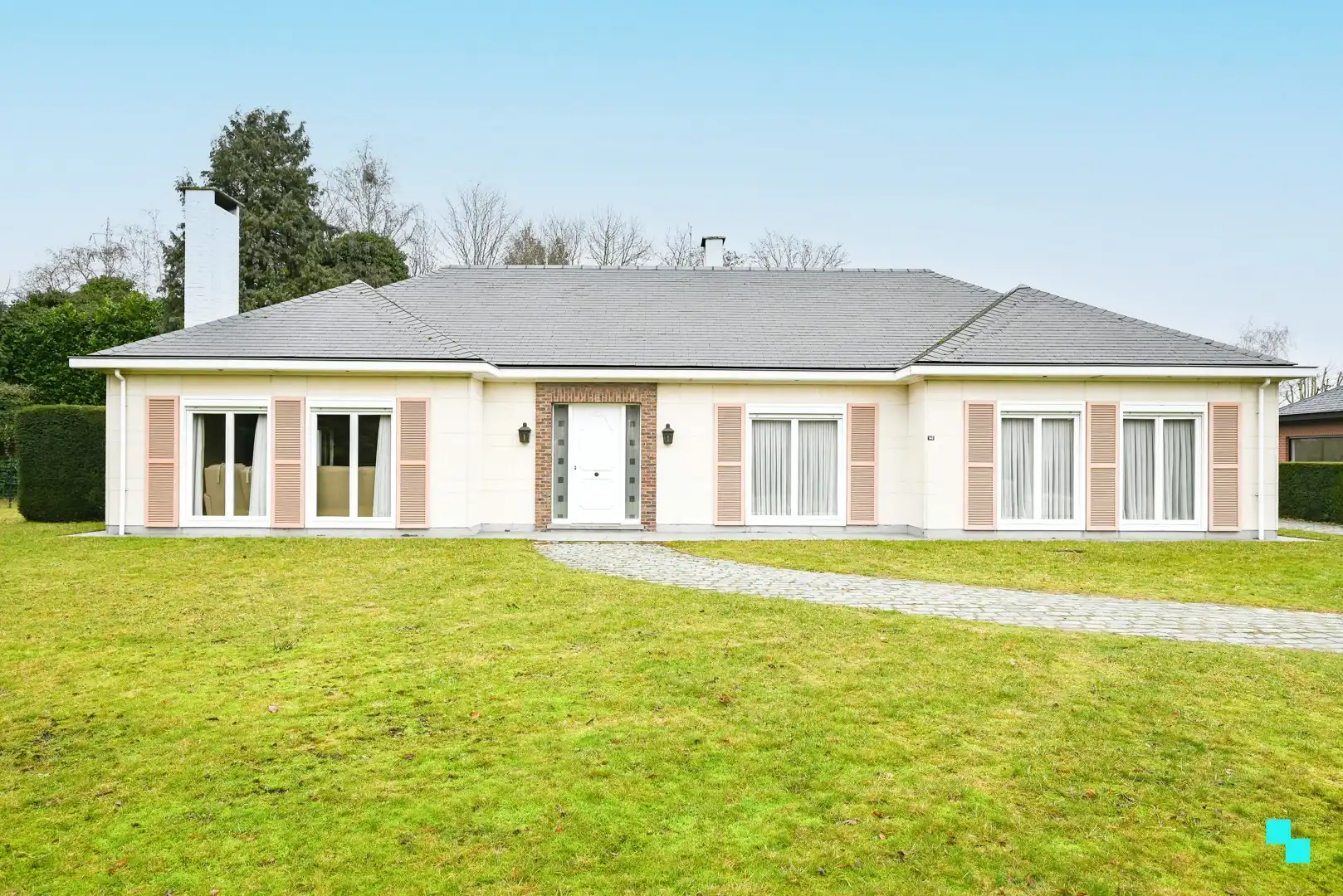 Riante, karaktervolle residentiële bungalow te Waregem foto 2