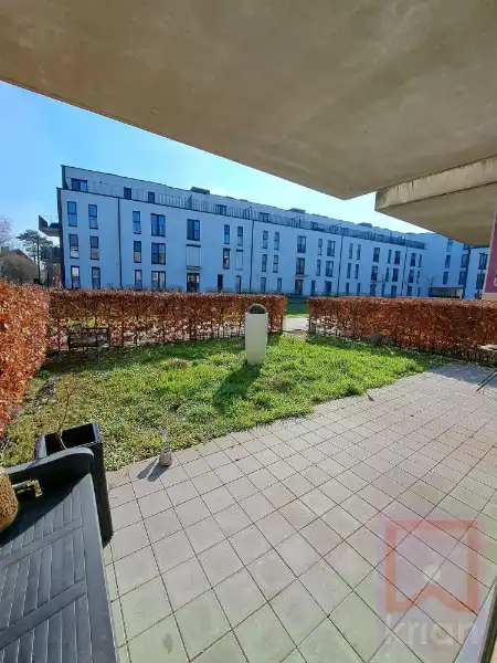 3-slpk appartement met terras, voor-en achtertuin, 2 autostapl. en 2 kelderbergingen. foto {{pictureIndex}}