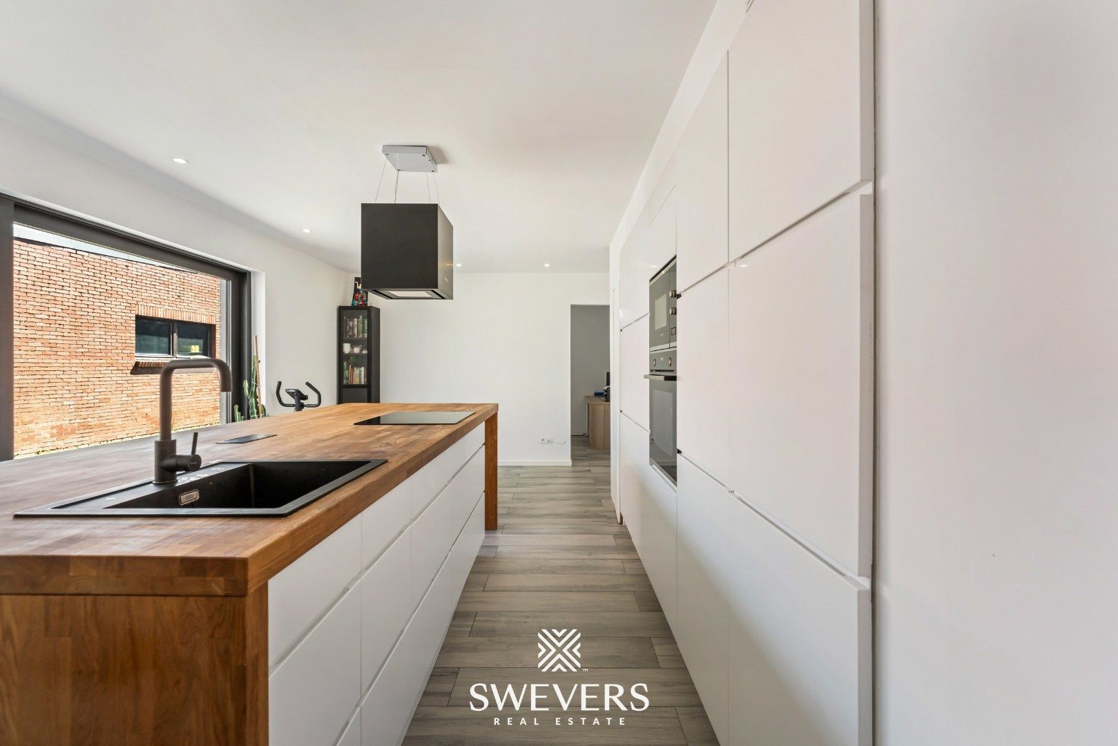 Instapklare, volledig gerenoveerde woning met zonnige tuin en grote garage foto 6