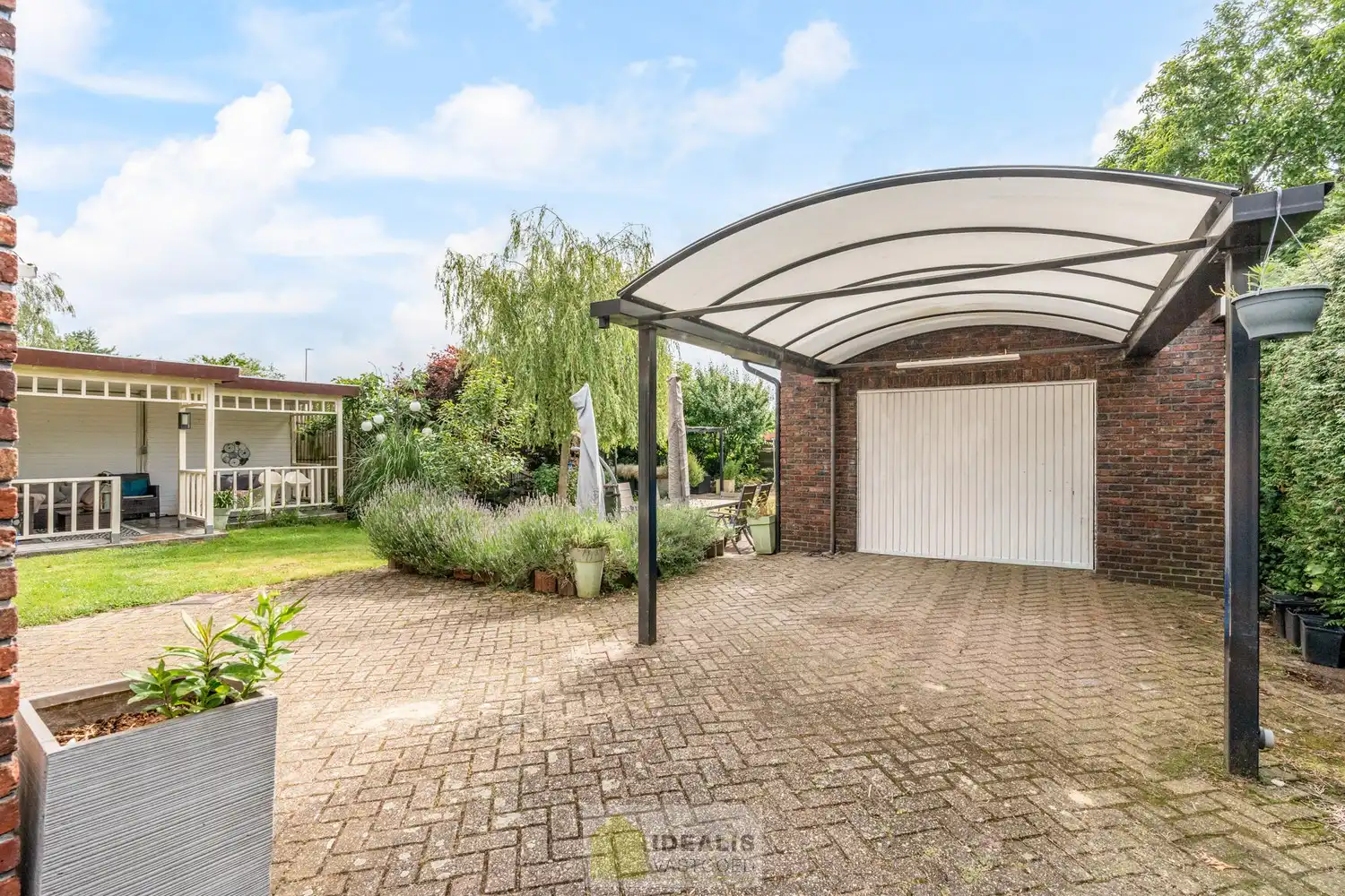 IDEALIS VASTGOED – RUIME, GERENOVEERDE EN INSTAPKLARE WONING MET 3 GELIJKVLOERSE SLAAPKAMERS, LICHTRIJKE LEEFRUIMTE MET OPEN KEUKEN ÉN AFGEWERKTE 2e VERDIEPING MET TOTALE BEWOONBARE OPPERVLAKTE VAN MAAR LIEFST +232M²!! DE WONING IS GELEGEN OP EEN KNAP PERCEEL VAN 7A 92CA IN HET GEGEERDE HERENT (PELT). Deze unieke woning omvat een ruime +-232m² netto bewoonbare oppervlakte met een gezellige woonkamer met aansluitend ruime keuken voorzien van alle comfort met aparte achterinkom/veranda, 3 slaapkamers, uitgeruste badkamer voorzien van douche en ligbad én een volledig afgewerkte 2e verdieping die fungeert als woongedeelte met eigen woonkamer, slaapkamer(s) en badkamer. De woning biedt verder een extra ruime garage, pergola, … Een unieke kans voor kandidaten op zoek naar een instapklare woning voorzien van alle luxe, ruimte en vlakbij tal van faciliteiten. foto 37