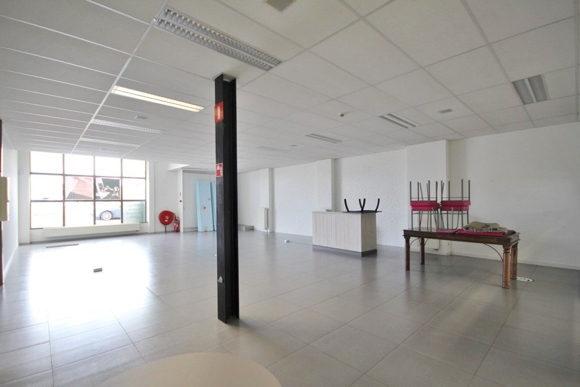 Instapklaar handelspand met magazijn op toplocatie in Sint-Truiden foto 14