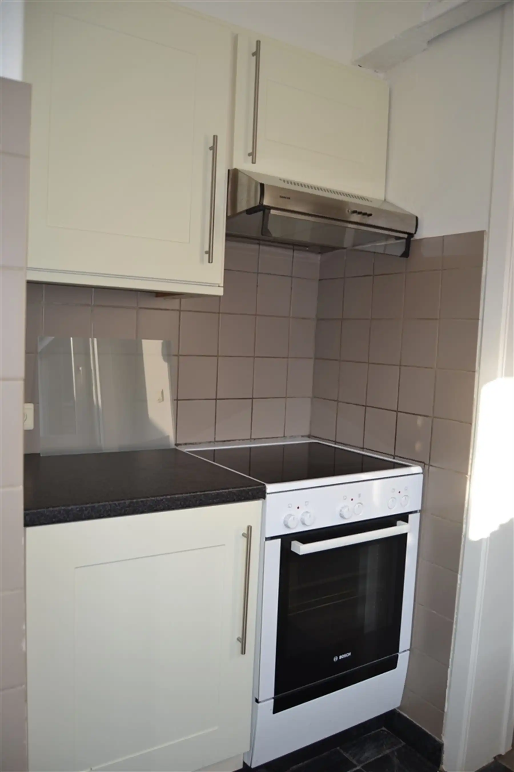 Ruime woning met drie slaapkamers en grote garage foto 3