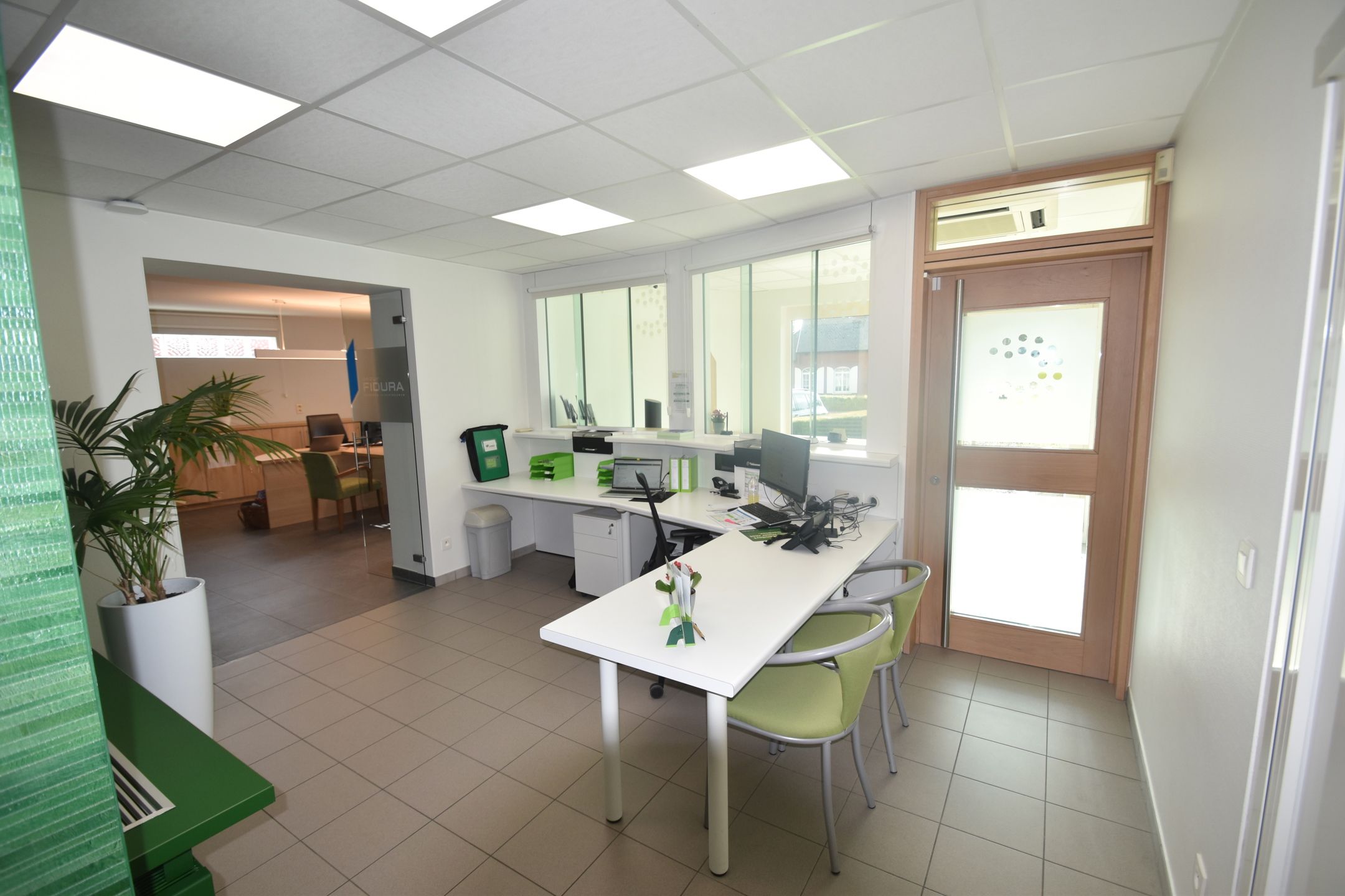 Instapklare villa/bungalow met aansluitend een kantoorruimte/handelsgelijkvloers op ruim perceel van +/- 30 are. Meerdere parkeerplaatsen foto 35