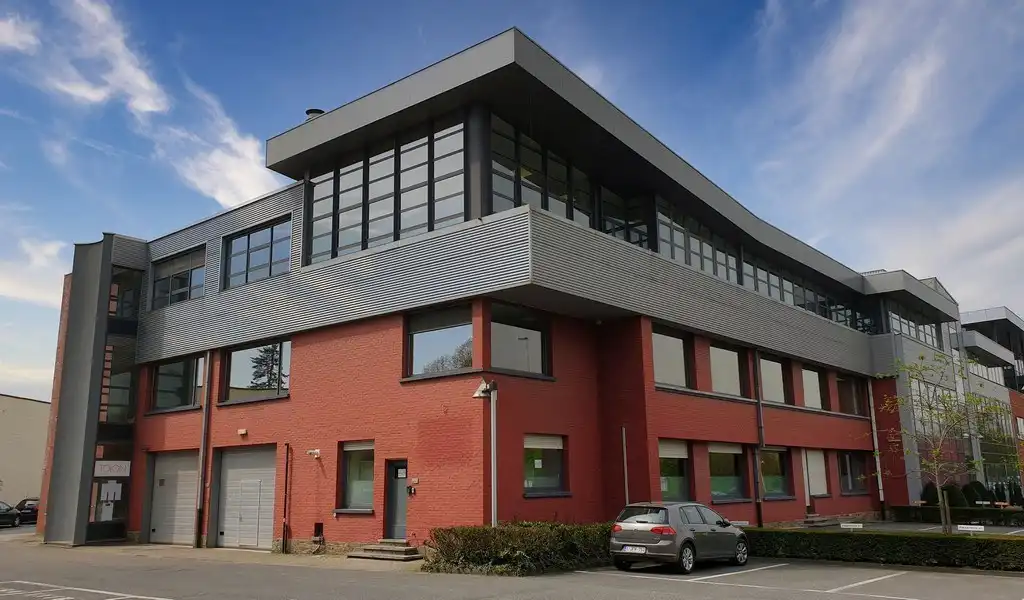 Gerenoveerde kantoorruimte te huur in Dionysius KMO center in Gent foto {{pictureIndex}}