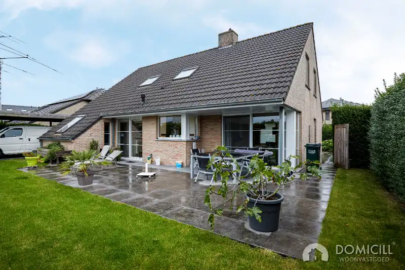 Roeselare : Recente mooie villa met zonnige tuin 3 à 4 slpks, dubbele garage en carport voor 3 wagens foto 2